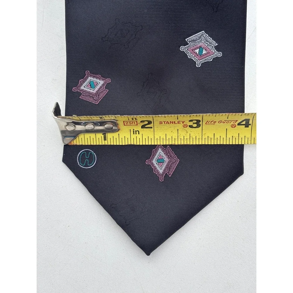 Halston III Mens Geometric Diamond Logo Silk Blend Necktie Navy Blue 3.75